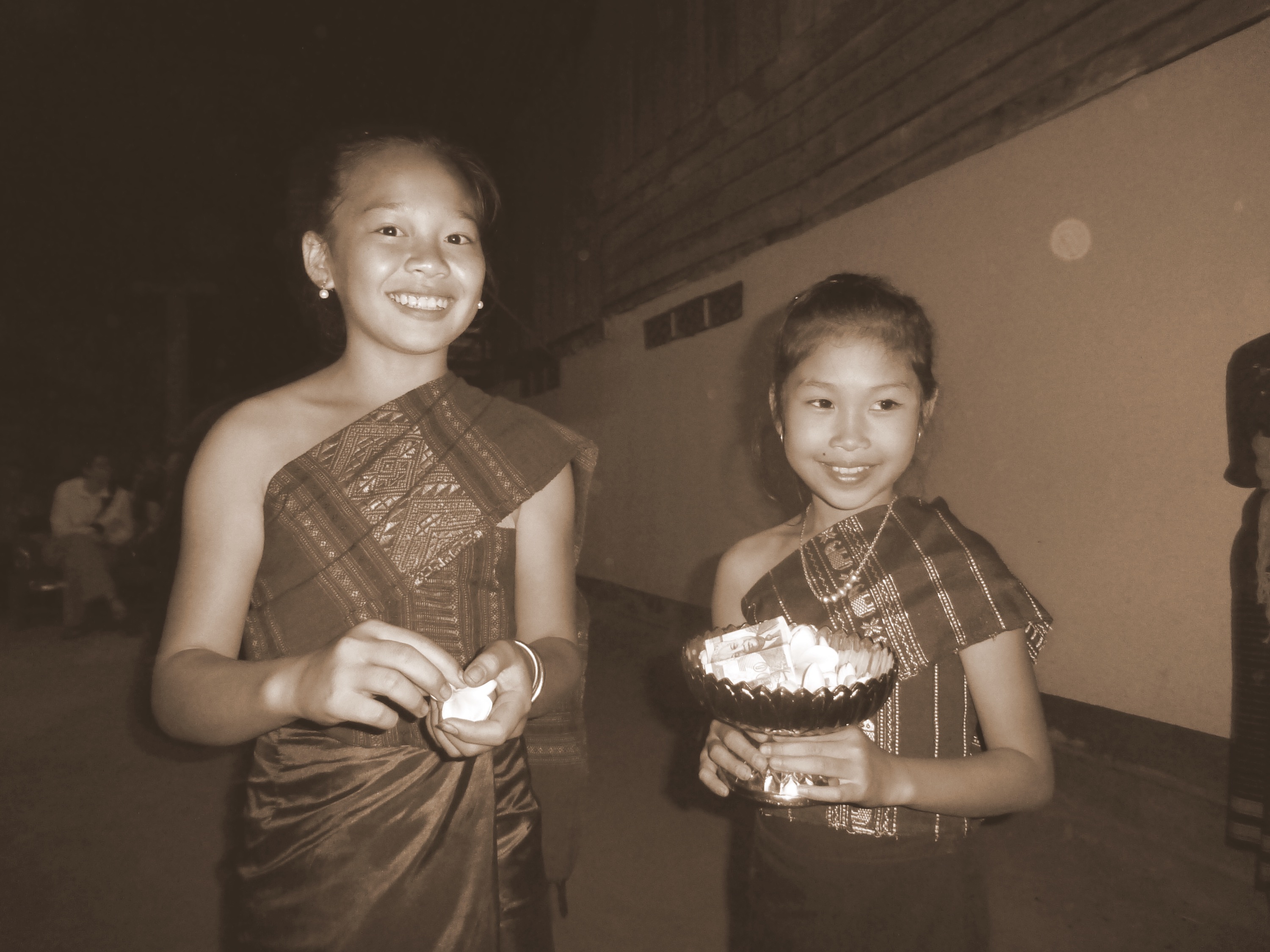 BAN LAD KHAMMUNE DANCERS